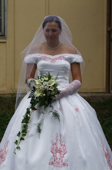 Výšivka svatebních šatů